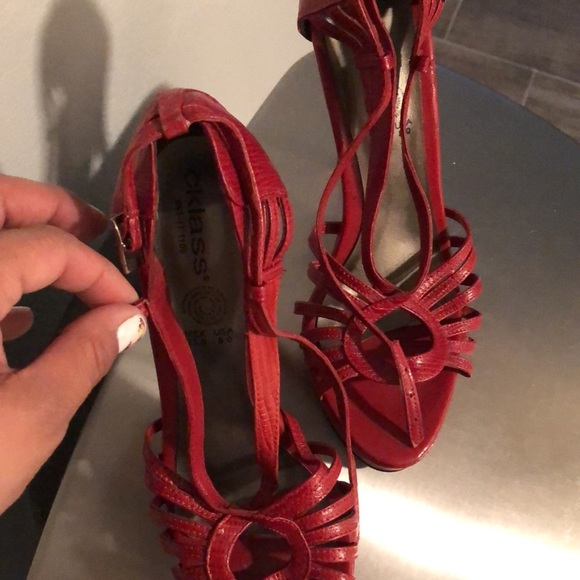 Red heels - Picture 2 of 3